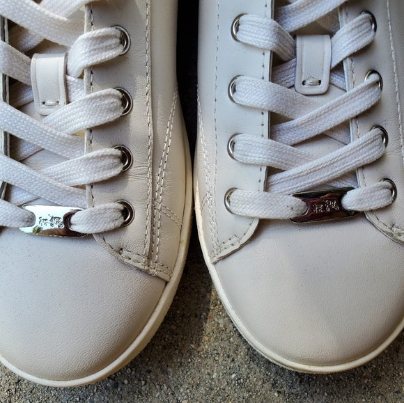Trendy and classic Coach low top leather shoes - Picture 7 of 7
